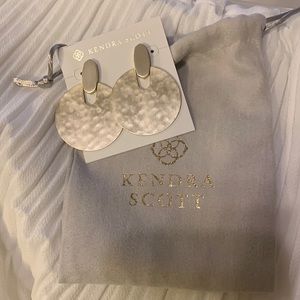 Kendra Scott Didii drop earrings in Gold